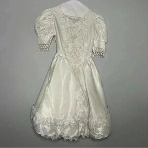 Vintage Satin White Formal Girl’s Dress size 8 in excellent condition.